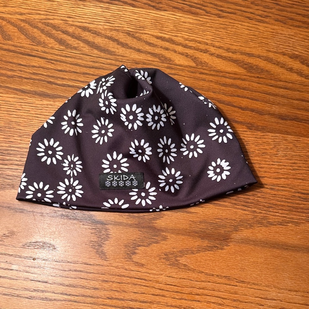 Skida Kids' Black and White Daisy Beanie